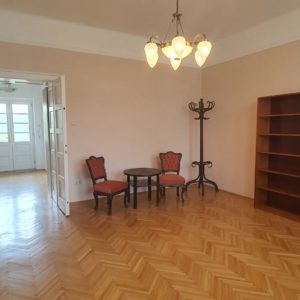 Szeged Kossuth Lajos sugárúton 2. emeleti felújított lakás eladó