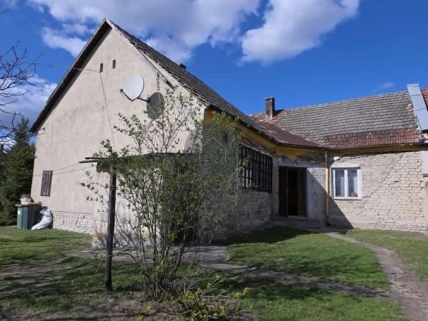 Tázláron, a községtől 2,5 km-re családi ház eladó